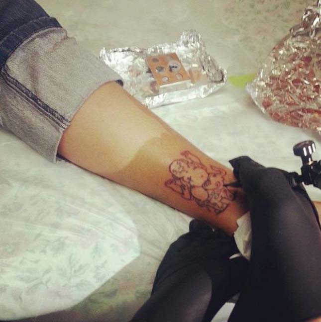 Karok nélküli tetoválóművész