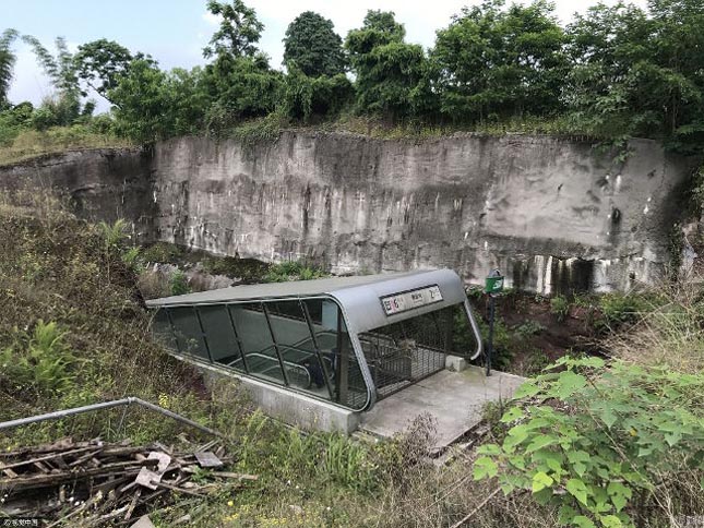 Csungkingi metró - a semmi közepén álló metrómeálló