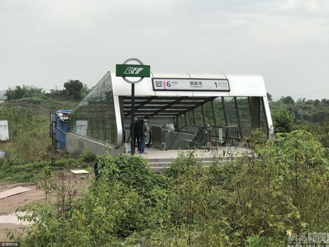 Csungkingi metró - a semmi közepén álló metrómeálló