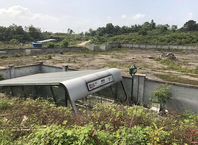 Csungkingi metró - a semmi közepén álló metrómeálló