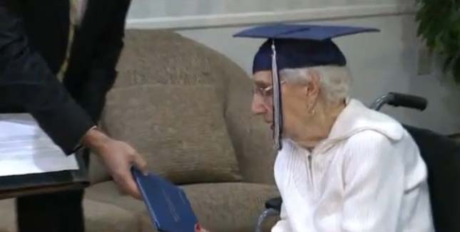 97 évesen vette át az érettségijét