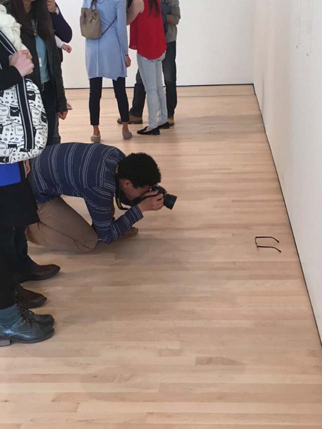 Műtárgynak hitték a múzeum padlóján hagyott szemüveget