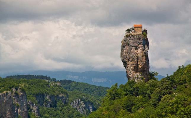 Szerezetes él a sziklaoszlopon