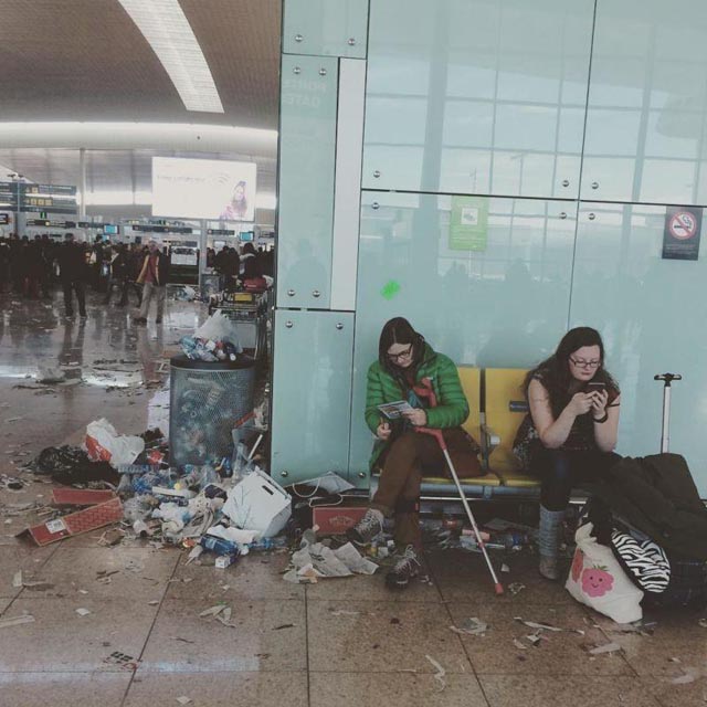 Szemétben gázolnak az utasok a barcelonai reptéren