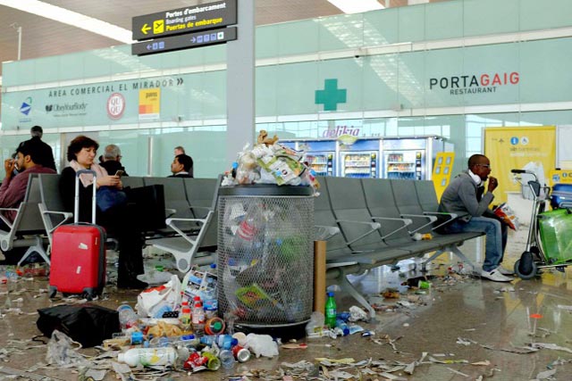 Szemétben gázolnak az utasok a barcelonai reptéren
