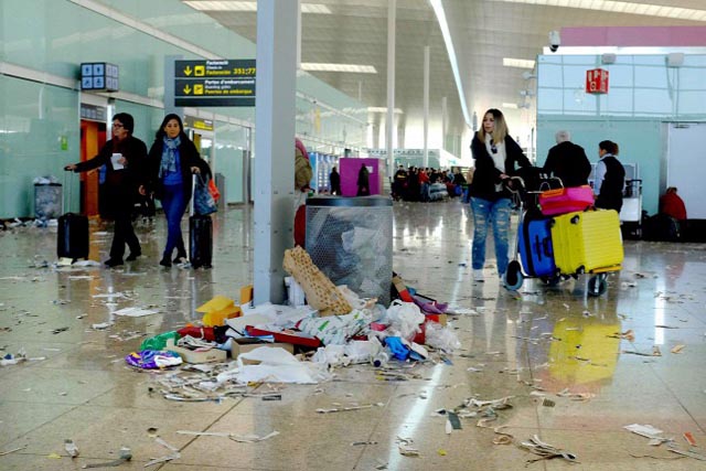 Szemétben gázolnak az utasok a barcelonai reptéren