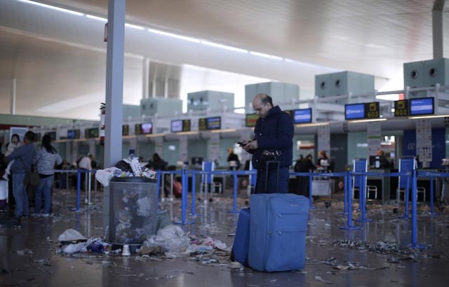 Szemétben gázolnak az utasok a barcelonai reptéren