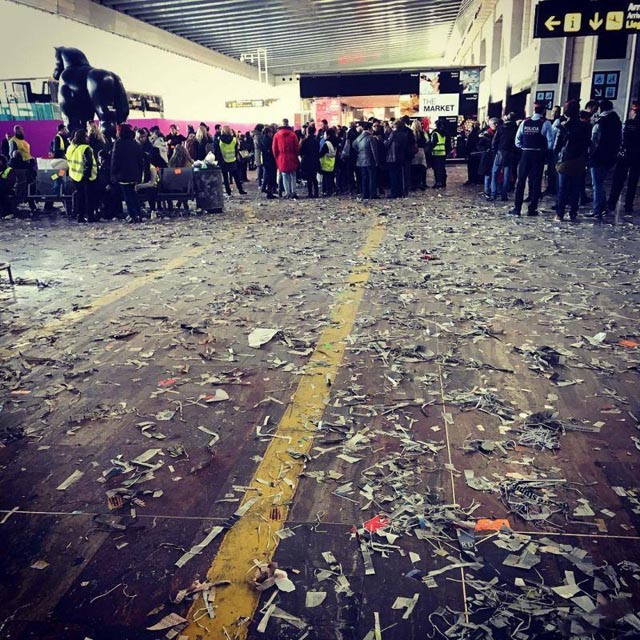Szemétben gázolnak az utasok a barcelonai reptéren