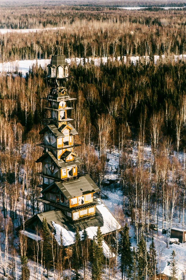 toronyház az alaszkai erdőben