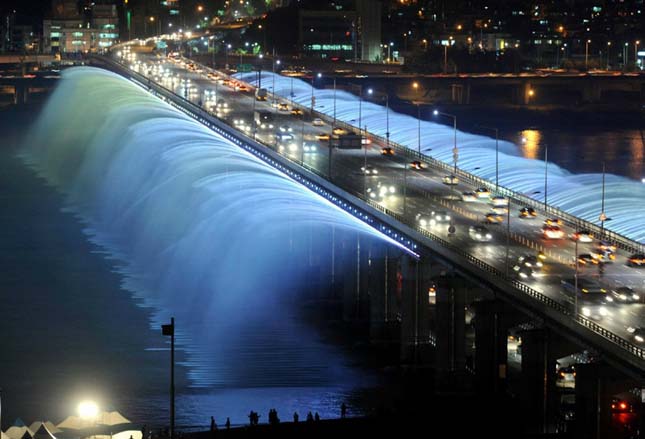 A szökőkutakkal teli híd a Banpo híd, Dél Korea