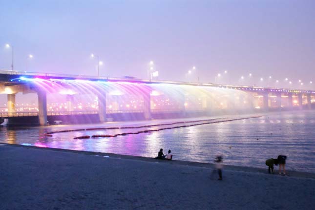 A szökőkutakkal teli híd a Banpo híd, Dél Korea