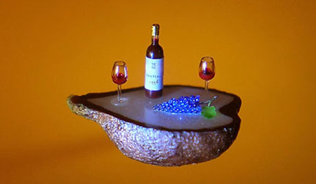 Egy üveg bor és poharak egy szőlőszemen