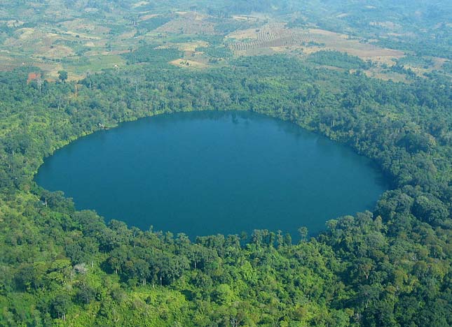 Jak Loum kráter tó, Ratanakiri tartomány északkelet Kambodzsa