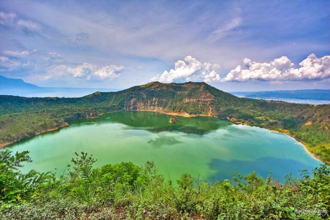 Taal vulkán és a kráter tó, a Fülöp-szigeteki Luzon szigeten