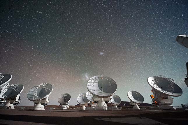 The Atacama Large Millimeter/submillimeter Array (ALMA) by night