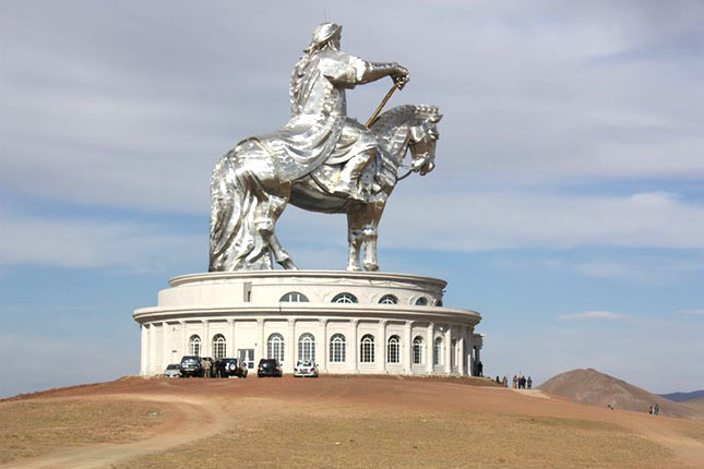 Dzsingisz kán lovasszobra Mongóliában