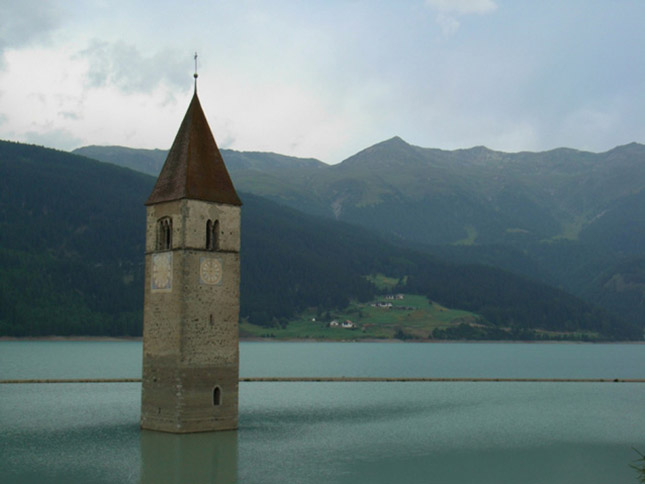Templom a Reschensee tóban, Olaszország