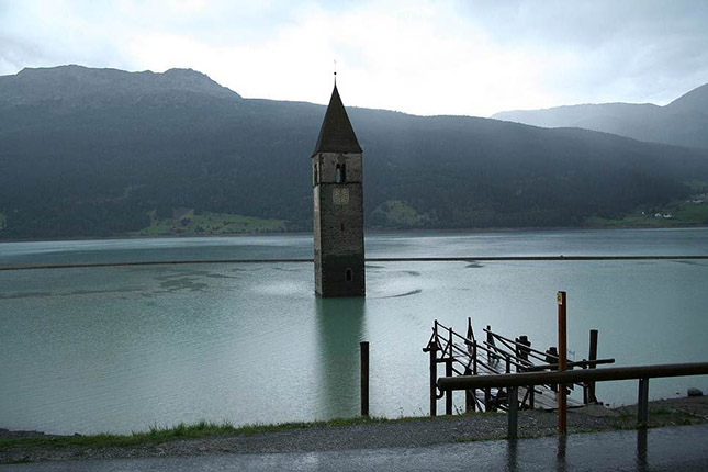 Templom a Reschensee tóban, Olaszország