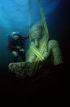Hapi, az áradó Nílus istenének szobra