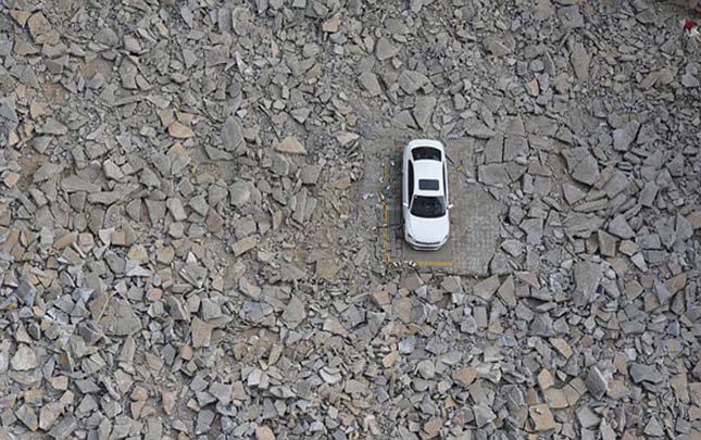 Kína parkolót bontott a Volkswagen körül