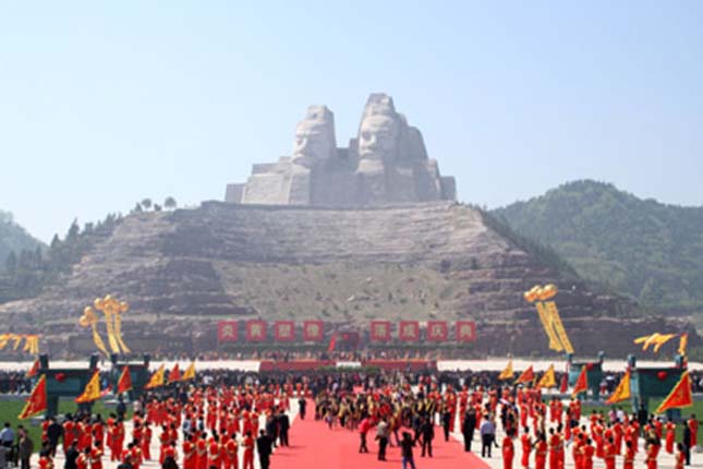 Yan és Huang császár szobra