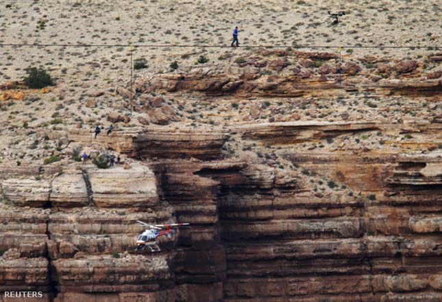 Kötéltáncos a Grand Canyon felett