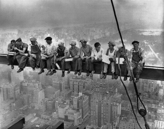 Ebéd a felhőkarcoló tetején (Charles C. Ebbets, 1932)
