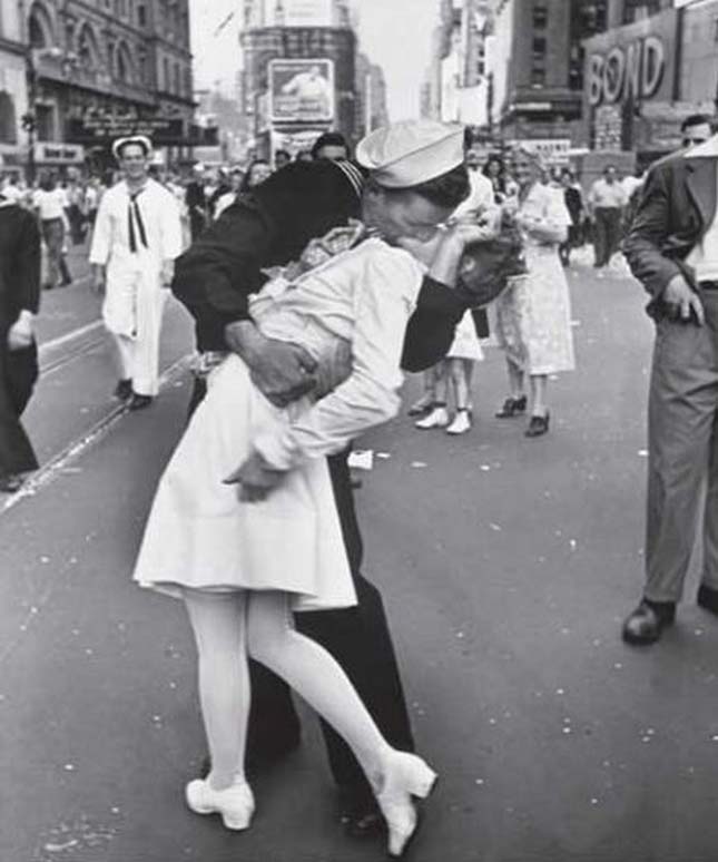 Csók a Times Square-en (Alfred Eisenstaedt, 1945)