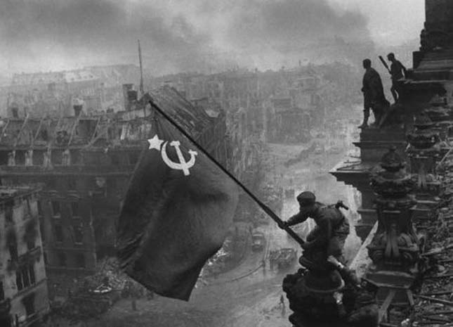 Zászló a Reichstag-on (Yevgeny KhaldeiJevgenyij Haldej, 1945)