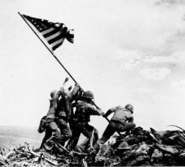 14Zászló Iwo Jima szigetén (Joe Rosenthal, 1945)