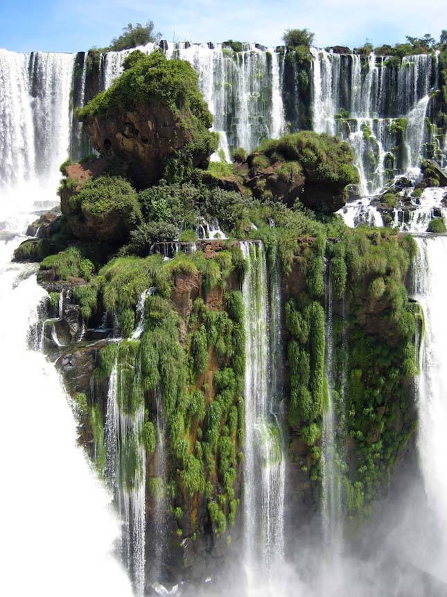 Az Iguazu-vízesés Brazília és Argentína határán