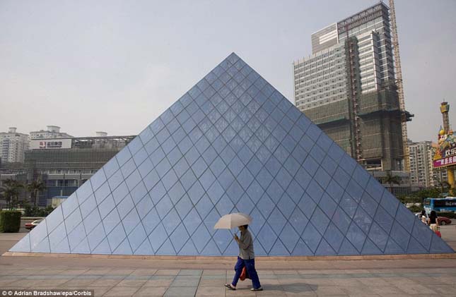 Párizs híres művészeti galériája, a Louvre üvegpiramisa