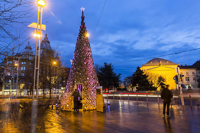 A Hello Wood különleges karácsonyfája Budapesten