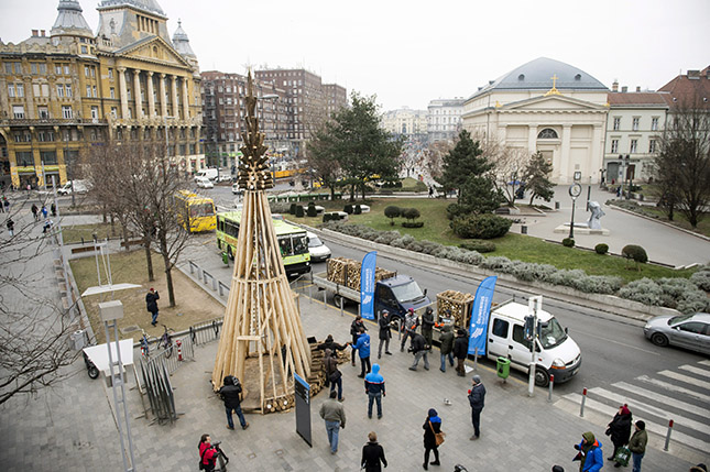 Lebontották és elajándékozták a Hello Wood tűzifából ép