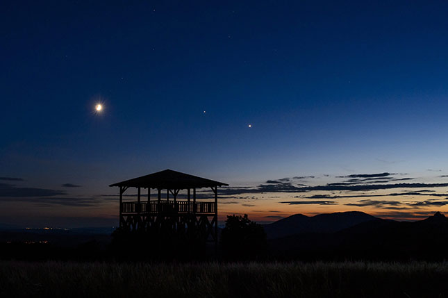 Salgótarján, 2015. június 22. A Hold, a Jupiter és a Vénusz (b-j) együttállása a Mogyorósi-kilátó felett Salgótarján közelében 2015. június 21-én. MTI Fotó: Komka Péter
