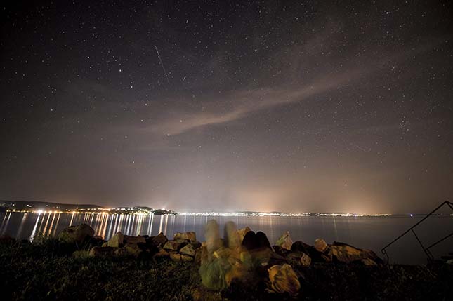 Fiatalok nézik a csillaghullást a Balaton-parton, Zamárdiban 2015. augusztus 11-én. MTI fotó: Sóki Tamás