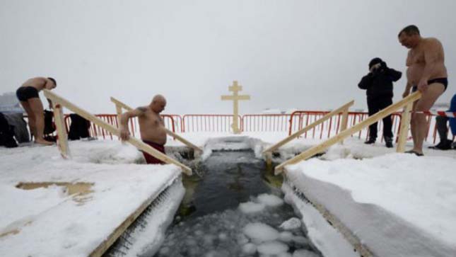 Farkasordító hidegben fürdőztek az emberek a jeges folyókban vízkereszt  alkalmából | Érdekes Világ