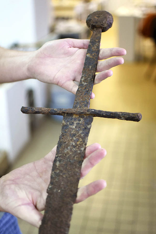 Késő középkori nehézlovassági kardot találtak Kengyel hat