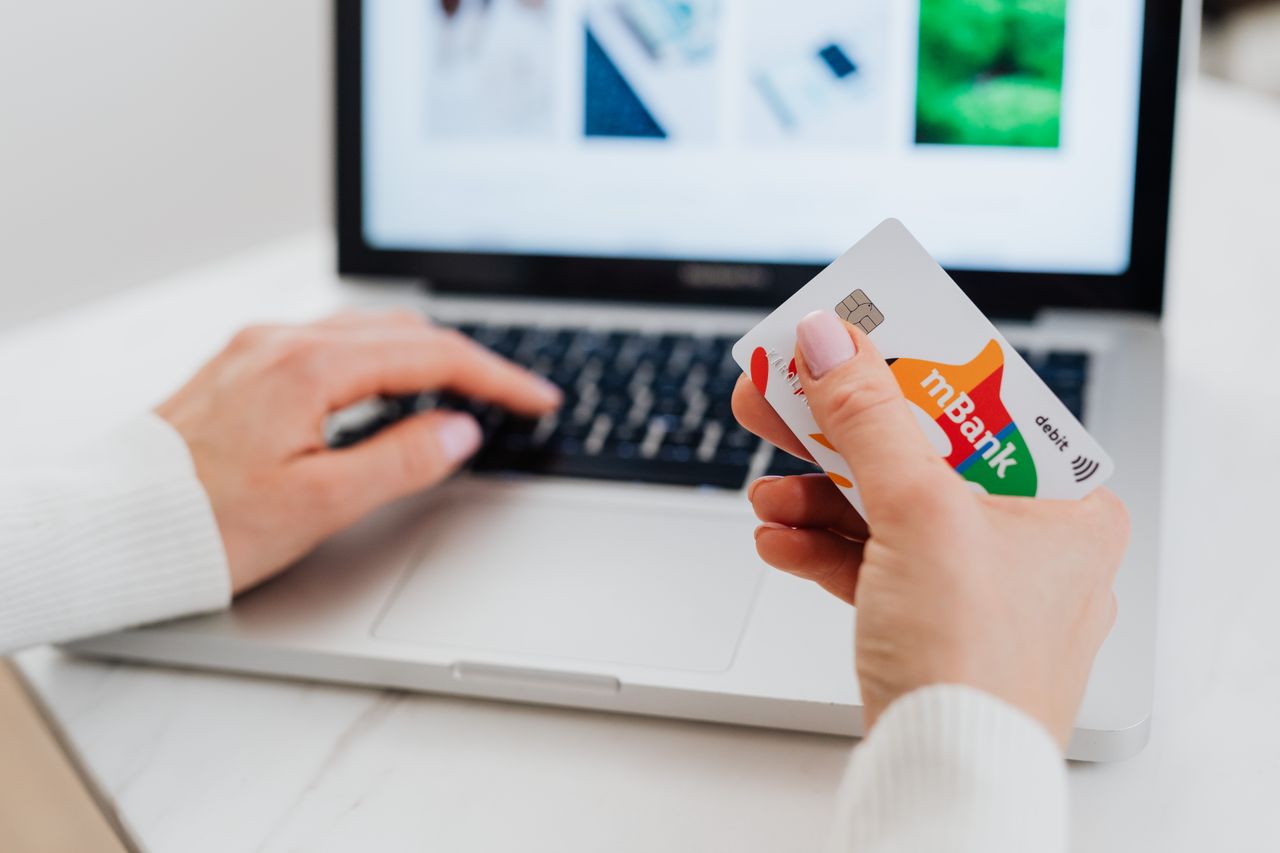 Bankkártya terminál (POS) igénylés menete a vállalkozás szemszögéből. Milyen cégadatokra, technikai feltételekre van szükség és milyen díjakra lehet számítani?